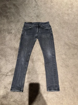 Dondup George 30 - Dondup George i storlek 30 men uppsydda lite så passar 29. Mycket bra skick inga tecken på slitage. Några få maskingjorda slitningar. Köpta på NK i Göteborg. 