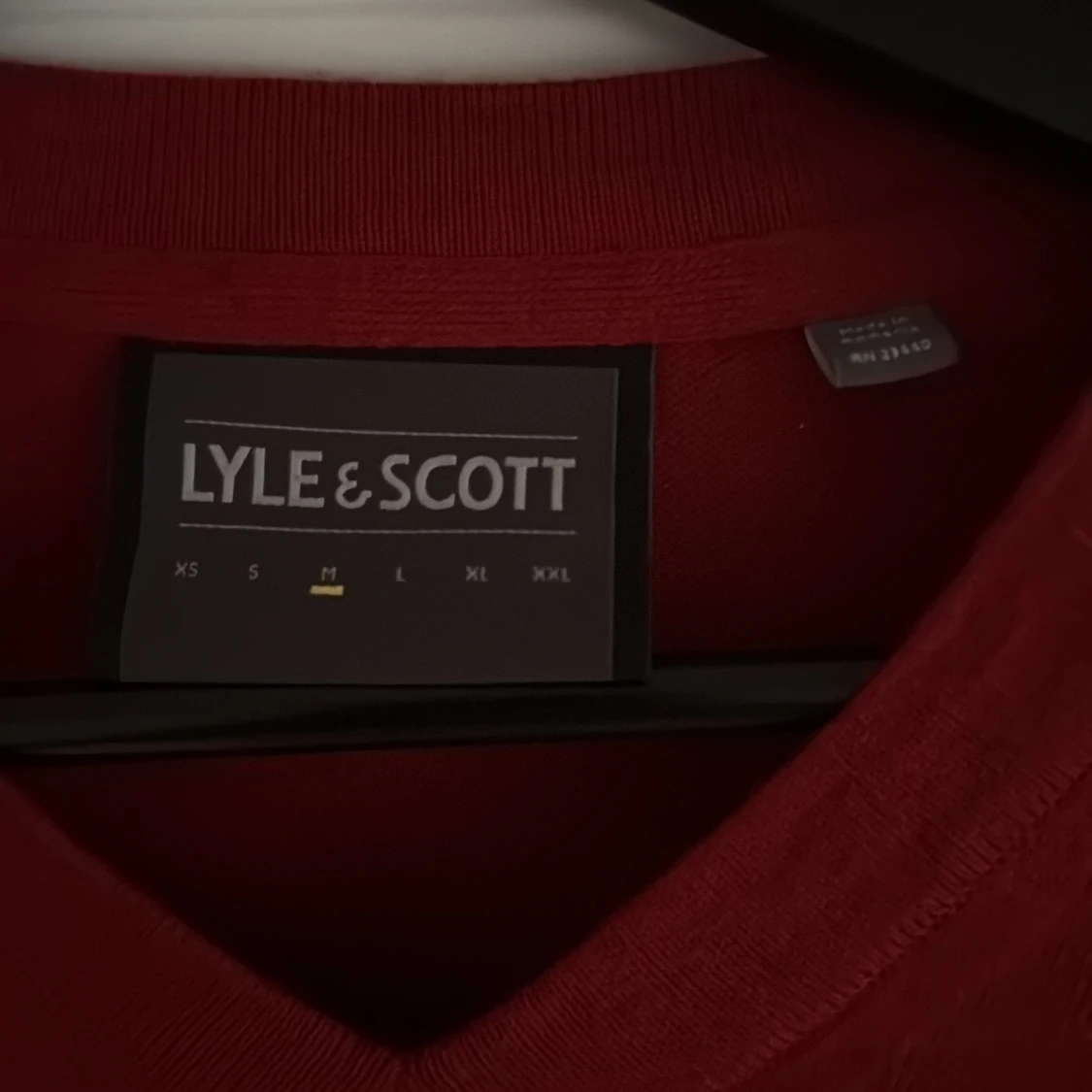 Röd V-ringad tröja från Lyle & Scott - 1