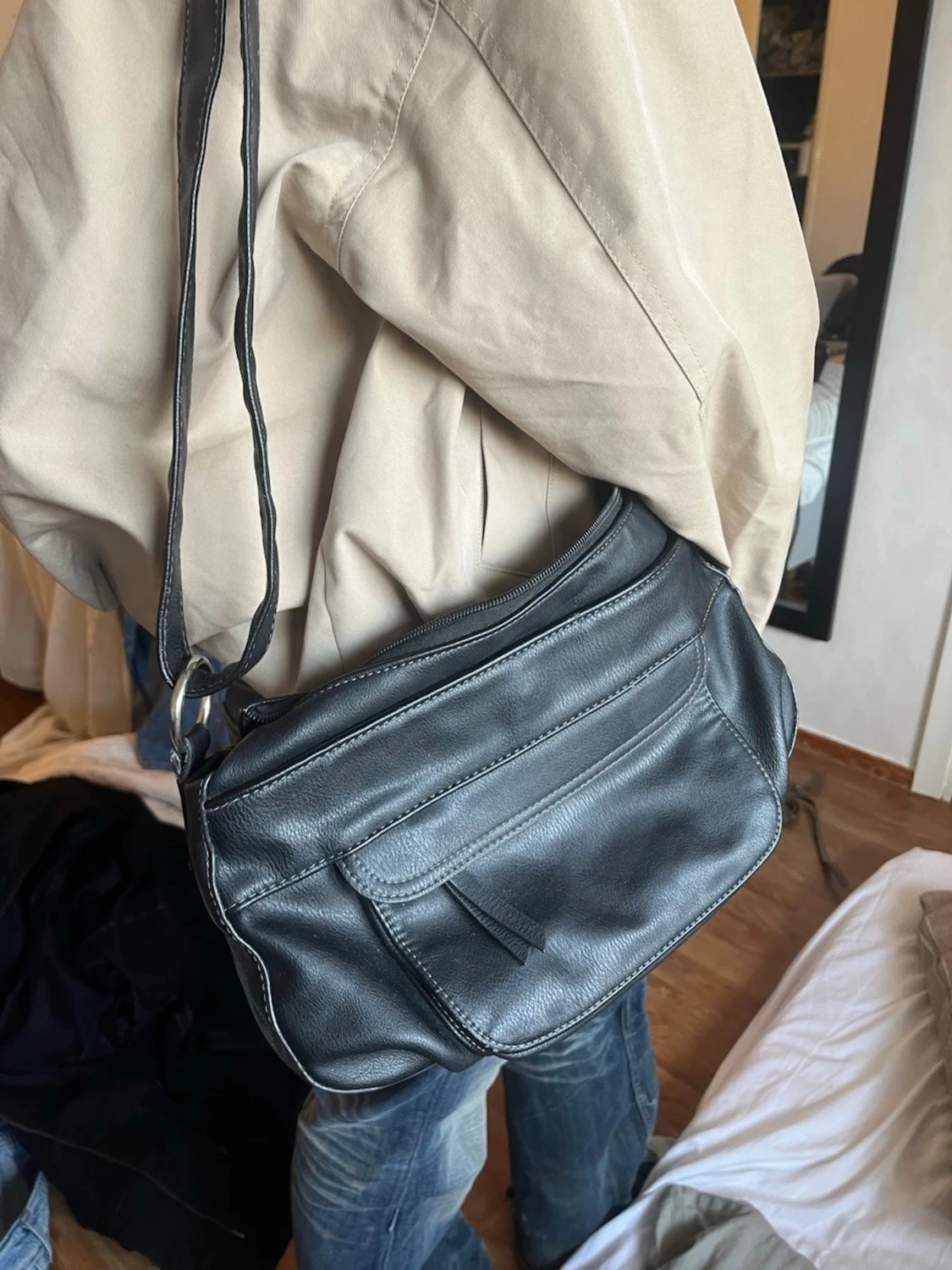 Svart axelväska i skinn - 1