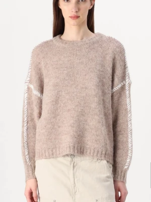 Beige stickad tröja med vita detaljer  - Beige stickad tröja från JDY (köpt på only) . Tröjan har fina detaljer längs armarna. Nypris är 479 på zalando. Den är använd 2 gånger men ser ut som ny. Hör av er om de är något ni undrar eller om de behövs fler bilder💓