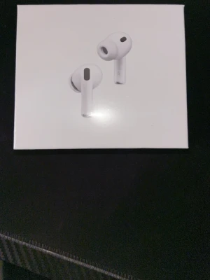Apple AirPods Pro 3 - AirPods Pro 3 från Apple med vit färg och stilren design. De är trådlösa in-ear hörlurar med silikonpluppar och har en kompakt form. Perfekta för dig som vill ha bra ljud och smidig användning till mobilen eller datorn.