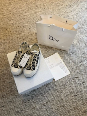Christian Dior sneakers  - Super fina och trendiga skor ifrån Dior.  Super fint skick, storlek 36 Orginalbox, verifiering, kvitto och påse medföljer. Skriv för fler frågor eller bilder:)