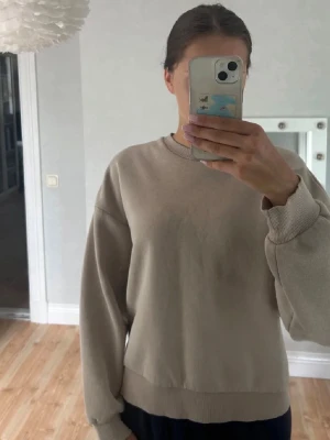 Sweatshirt - Beige collage tröja från HM i storlek XS, i bra skick!