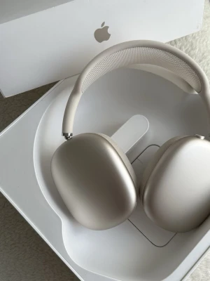 AirPods Max - Hejsan, säljer nu ett par Airpods max som jag fick i julklapp av min tjej, de är till salu eftersom jag redan äger ett annat par hörlurar som jag föredrar. De är alltså i princip oanvända och är därmed i utmärkt skick. Digitalt kvitto finns. Tveka inte att höra av dig vid intresse!😁