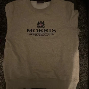 Grå sweatshirt från Morris - En grå sweatshirt från Morris | skick : 9/10 - storlek: M - nypris: 1400 - mitt pris: 200 - skriv för fler frågor eller funderingar👍 pris kan diskuteras 