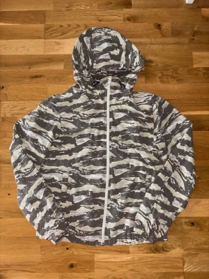 Woolrich Southbay Windbreaker - Tiger Stripe Camo (Nyskick) - Säljer min Woolrich i nyskick (10/10). Använd endast ett fåtal gånger. Modellen är Southbay Windbreaker i det snygga Tiger Stripe-mönstret. Slutsåld i de flesta butiker. Storlek Medium (sitter perfekt). Nypris ca 4 200 kr. Mitt pris: 1 800 kr 