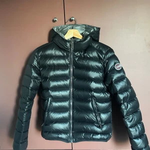 Svart dunjacka från colmar  - Säljer min svarta Colmar jacka i storlek 44 juniorstorlek men den sitter som en xs/s. Använde den fåtal gånger förra vintern, annars är den som ny! 