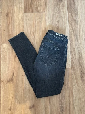 Dondup George  - Snygga mörkgråa skinny jeans från dondup med klassisk femficksdesign. Jeansen har smal passform och normal midja, perfekta till en avslappnad look