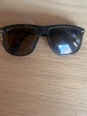  Ray-Ban Boyfriend - feta Raybans sol dock har en spricka i vänster glas och saknar den lilla rayban loggan på vänster bågen. Men det är inget man tänker på när man har dom på sig.