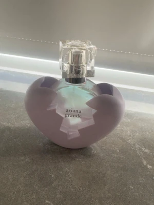 Ariana Grande parfym - Ariana Grande Thank U Next 2.0 (30 ml) Ni ser på bilden hur mycket som är kvar i flaskan 🌸