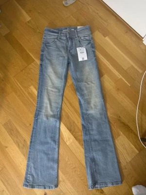 Lågmidjade Ljusblå bootcut jeans från Bershka - Säljer ett par Lågmidjade ljusblå bootcut jeans från Bershka lämna gärna prisförslag!