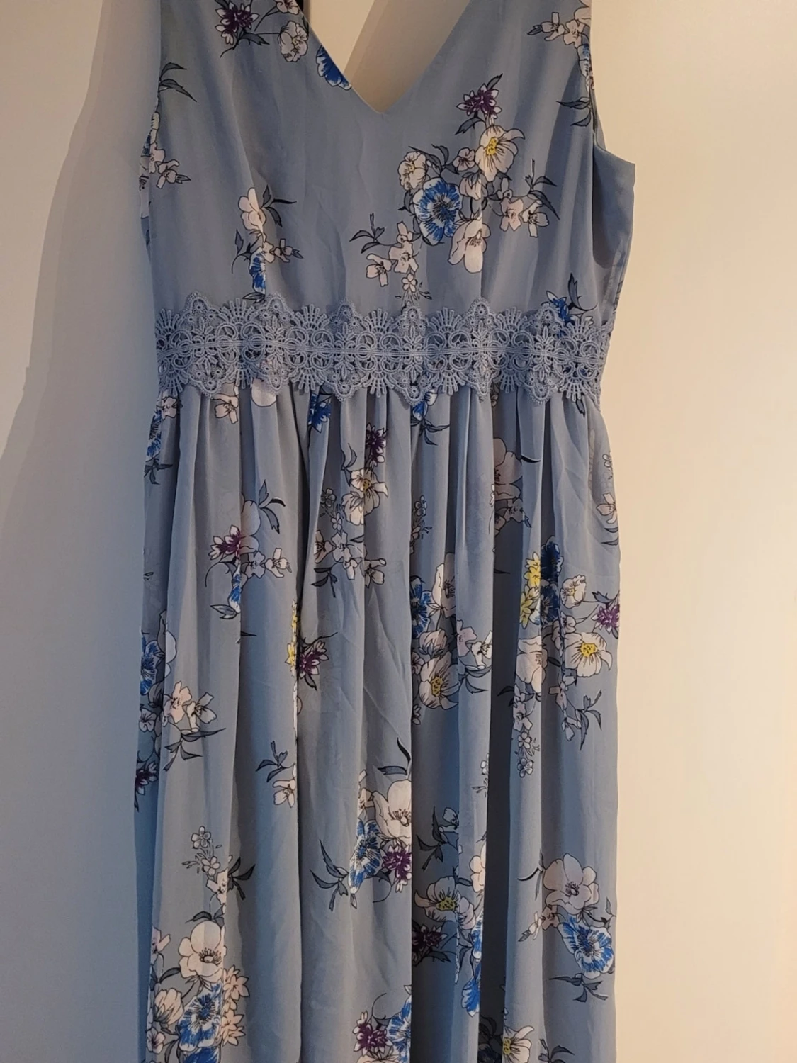 Blommig blå långklänning med spets - 2