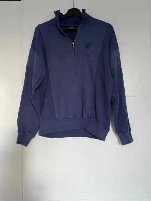 Zip up sweatshirt  - Mörkblå oversized zip up sweatshirt i mycket bra skick , passar Xs/S