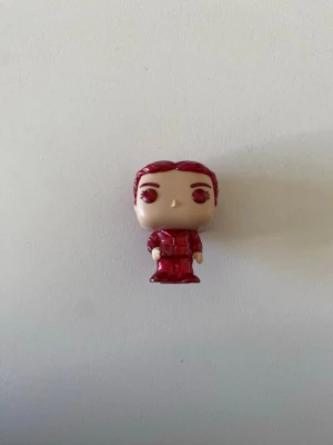 Stranger things kinder joy Max - Stranger things kinder joy Max. Man får inte med någon choklad. Figuren är i nyskick.