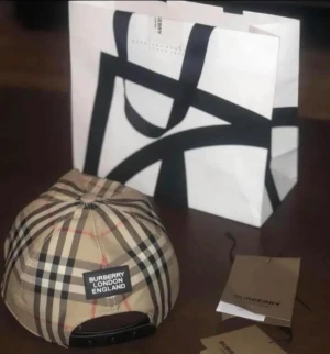 Äkta Burberry keps (läs beskrivning) - Äkta Burberry keps i beige färg med klassiskt rutmönster. Tillverkad i material som ger komfort och hållbarhet, storlek L men passar även M. NK påsen medföljer inte, tagsen medföljer inte och kvitto finns ej. Endast seriösa köpare, oseriösa köpare blockeras!