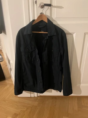 Mörkblå Morris overshirt  - Riktigt schysst overshirt från Morris, storlek M. Bara skriv för fler bilder 