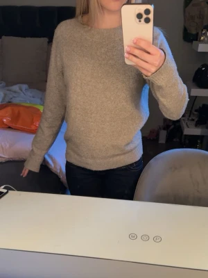 Beige stickad  - Jätte fin beige stickad tröja från Vero Moda, knappt använd och i jätte fint skick💕💕kom gärna med prisförslag!
