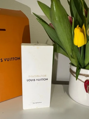 Louis Vuitton Imagination parfym - Lyxig parfym från Louis Vuitton i doften Imagination. Kommer i en elegant vit kartong och rund förpackning med guld- och svart text. Perfekt för dig som vill ha en exklusiv och modern doft i din samling. Kan prata om priset.