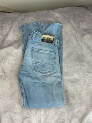 Ljusblå jeans från Replay - Snygga ljusblå jeans från Replay med klassisk femficksmodell och tydlig Replay-lapp bak i midjan. Jeansen har raka ben och är gjorda i mjuk denim med en avslappnad tvätt. Perfekta för en casual och trendig look.