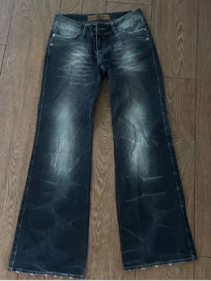 Low rise - Midjemått: 37 cm tvärs över, Innerbenslängd: 80 cm