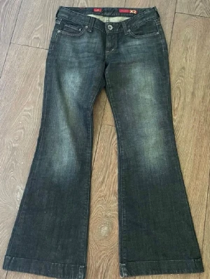 Low rise - Midjemått: 37 tvärs över, Innerbenslängd: 80 cm