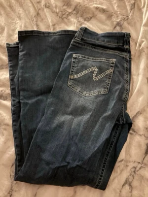 Mörkblå nelly jeans - Säljer mina mörkblå Nelly jeans då de är lite för korta för mig som är 173 Jensen är super fina och andvönda ett fåtal gånger, de passar perfekt på mig men är lite korta💕skriv vid frågor