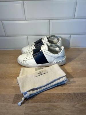 Valentino Open - Valentino Open i mycket fint skick🤩| Storlek: 41 passar 42, innersula: Ca 27cm | Og: Dust bags | Vid frågor eller diskussion om pris är det bara att skriva✍🏼| Frakt inom 48h📦