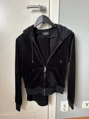 Juicy Couture Set - Säljer mitt fina Juicy Couture-set i bra skick. 	•	Kofta: Storlek S – knappt använd, ser nästan ny ut. 	•	Byxor: Storlek XS – har använts lite mer men fortfarande i fint skick. Perfekt för dig som vill ha ett stilrent och bekvämt set!