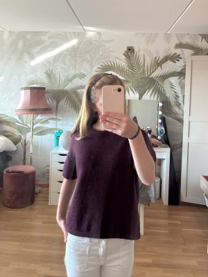 Vinröd stickad topp - Mysig mörklila stickad topp med korta ärmar och rund hals. Knappt använd, där av säljer jag den ❤️Tröjan är köpt på Gina Young men den passar mig som bär XS/S. 