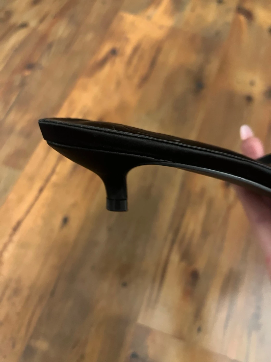 Svarta pumps med rosett och spetsdetalj - 4
