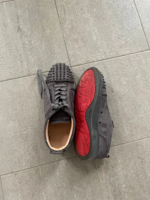 Gråa Christian Louboutin sneakers - Säljer mina loubs då dom inte var min stil direkt. Nästan som ny tyvärr finns inte lådan eller kvittot kvar. Priset är verkligen inte fast så det är bara att buda. Tveka inte att fråga om du funderar över något.