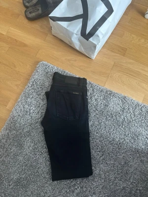 Nudie jeans  - Helt nya nudie jeans, använda 1 gång behöver bli av me de snabbt så ifall du e tveksam på det biliga priset skicka ett ännu billigare!! W28 passar längd 32!!! 
