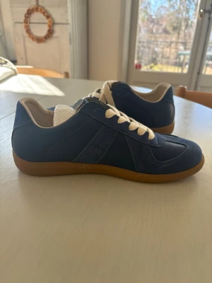 Mason Margiela skor - Helt oanvända snygga Mason Margiela replicas som är perfekt till våren. Säljer pga de var för små när jag fick dom som present. Ingår påse och box om man vill. Obs på boxen står det storlek 42 men känns mer som 41