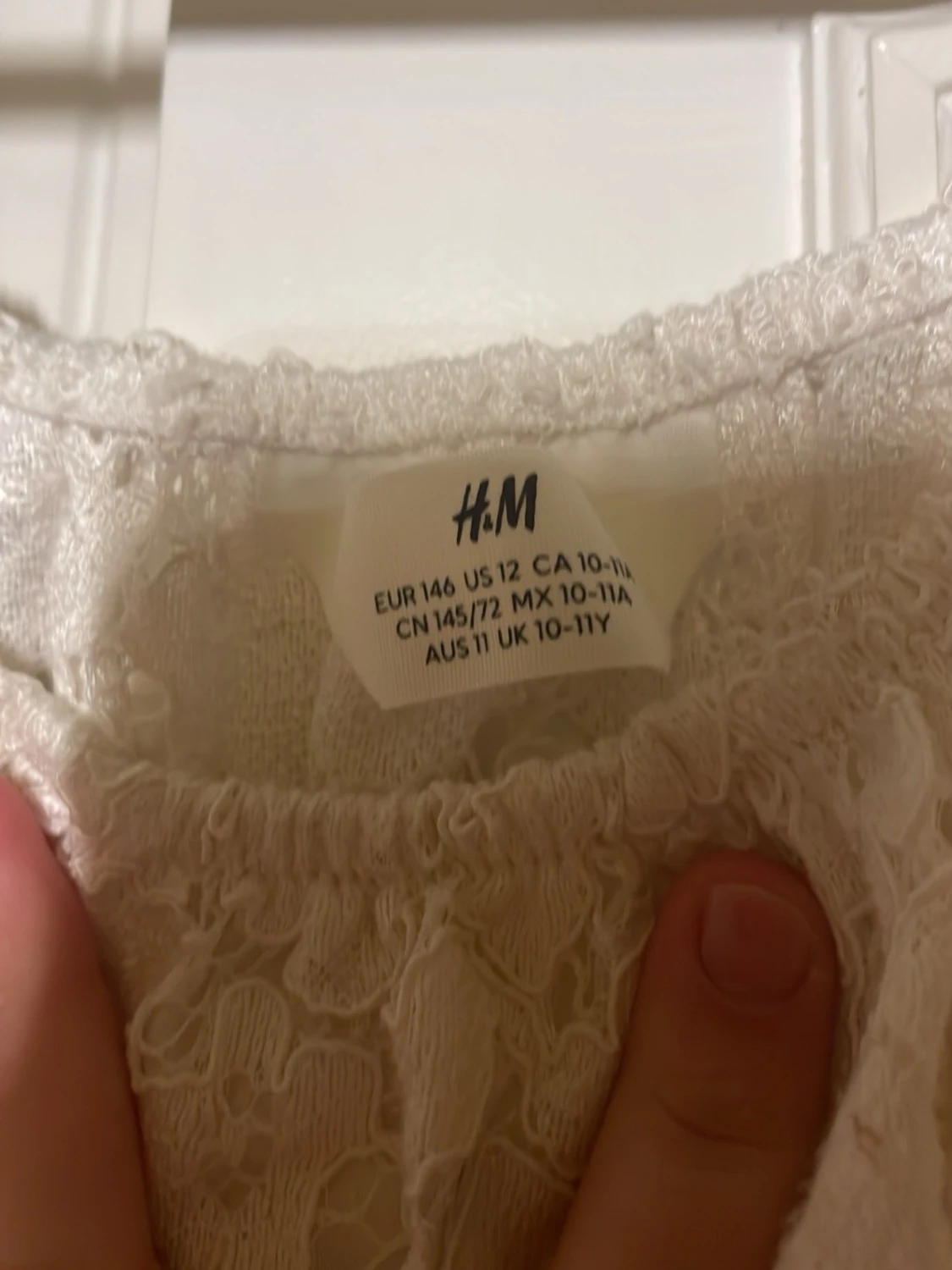 Vit spetsblus med volang från H&M - 1