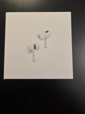 Apple AirPods Pro trådlösa hörlurar - Säljer ett par nya  Apple AirPods Pro . Eftersom valde att köpa AirPods Max istället, med laddningsetui, extra silikonpluggar och laddkabel. Hörlurarna har en stilren och kompakt design i plast och levereras i originalförpackning. 