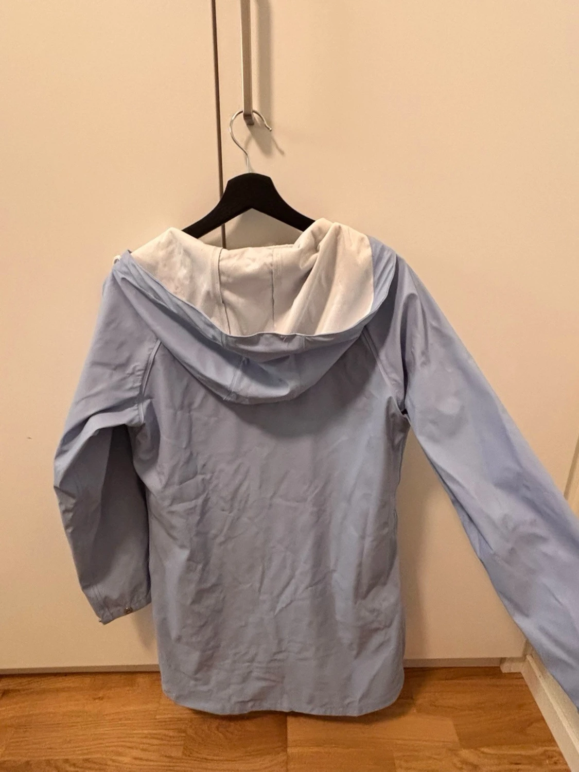 Ljusblå regnjacka med huva - 1