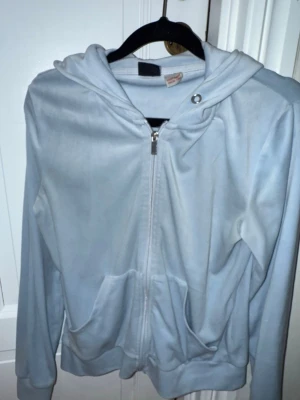 Ljusblå velour hoodie med dragkedja - Snygg ljusblå hoodie från Gina tricot i mjuk velour. Hoodien har dragkedja framtill, två fickor och en klassisk huva. Perfekt för en chill och avslappnad stil. 