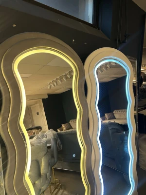 Vågformade speglar med LED-belysning - spegel med vågig ram och integrerad LED-belysning runt spegelglaset. Spegeln har en fri form med mjukt böljande kanter. LED-belysningen ger ett markerat ljusfält längs insidan av ramen, vilket kan användas som stämnings- eller hjälpbelysning i exempelvis hall, sovrum eller vardagsrum. Passar för väggmontering inomhus.  Du får den med kartongen ny inte Öppnad jag har 10st  Finns i Uppsala och kan leverera.