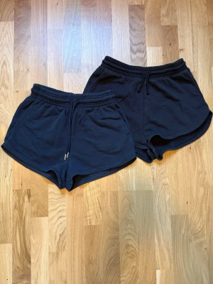 Mjukis shorts med snörning - Två par svarta shorts i mjukt material med elastisk midja och snörning framtill. De är i ett väldigt bra skick och har använt typ tre gånger.