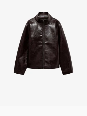 Mörkbrun skinnjacka med hög krage - Snygg mörkbrun skinnjacka med rak passform och hög krage. Jackan har dragkedja framtill och långa ärmar. Minimalistisk design utan synliga fickor eller detaljer, perfekt för en stilren look.