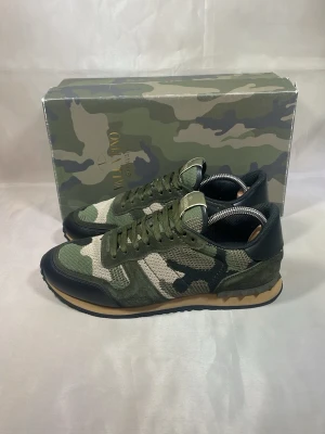 Valentino Rockrunners mesh - Valentink Rockrunners mesh i storlek 43 skorna är grymt skick! Medföljer Skobox endast och skorna såklart😊Vid mer frågor eller bilder är det bara att skriva!