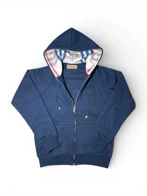 Svart hoodie med dragkedja Burberry - Säljer denna svarta tröja från Burberry. Den har en väldigt bra kvalitet och väldigt skönt material. Tröjan är oanvänd. Passar mer som XS-S än M. Skriv vid intresse.