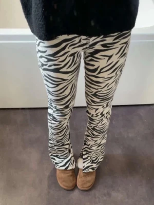 Zebramönstrade jeans med utsvängda ben - Säljer ett par riktigt snygga zebramönstrade jeans !! Helt nya, har bara aldrig kommit till användning 💕