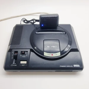 Sega Mega Drive 1 Ström Adapter • Sega MD - Ström adapter till SEGA Mega Drive 1 Ut: 10V DC, 1.2A, center negativ  Samma utgångsvärde som originala ströma daptern  (Original Sega Mega Drive 1 Adapter = 10V 1.2A Center Negativ)  Adaptern är testad, se bifogade bilder. Om den inte fungerar hos dig – då är det fel på din konsol. (Annonsen gäller enbart för strömadapter)