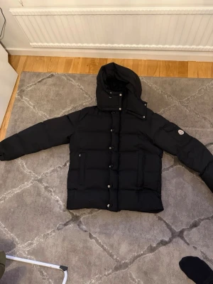 Moncler vezere  - Knappt använd moncler vezere jacka, säljer då jag vill ha en ny jacka. Storlek 3 vilket motsvarar M/L. Jackan fjädrar mycket. Jackan har ett litet hål i inner fickan.