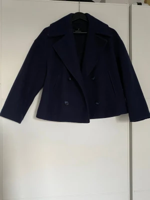 Kappa - Mörkblå kappa i mycket bra skick, en defekt med lappen - se bild