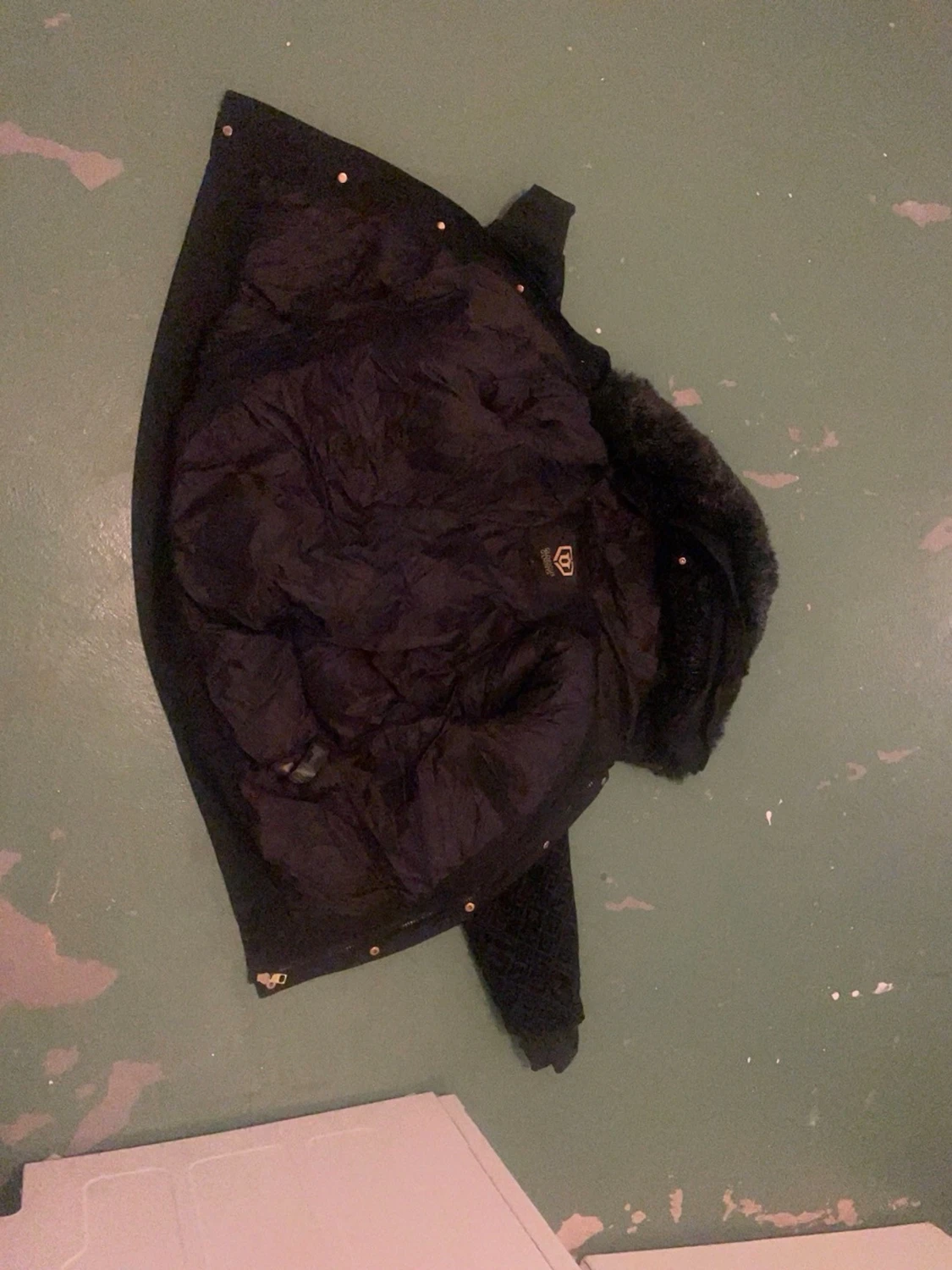Svart dunjacka med mönstrad huva - 1