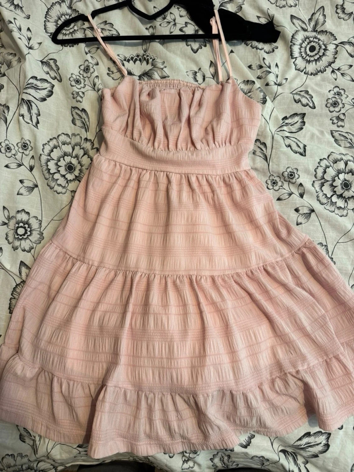 Ljusrosa volangklänning