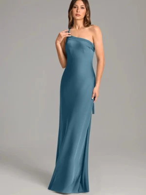 Balklänning  - Supervacker blå balklänning med öppen rygg och supersnygg off the shoulder knytning, från Azazie😻💙 Passar perfekt till en studentbal! Helt ny med prislapp kvar, säljer för att jag köpte den i två olika färger och inte hann skicka tillbaka denna. Är 176cm och den är i superbra längd utan klackar. Vid köp får du även med en klädväska som är perfekt att ha om man behöver resa med klänningen🫶