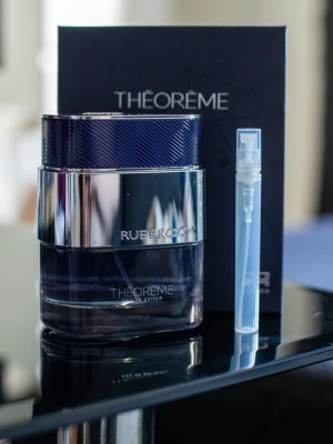 Rue Broca/Afnan Théorème Pour Homme Eau de Parfum 5ml - Rue Broca Théorème Pour Homme – 5 ml🌿 En av de bästa och mest likvärdiga klonerna av Tygar! Fräsch citrusexplosion med en touch av sötma, grön elegans och ren sofistikerad finish. Lätt, energigivande och perfekt för sommar, vardag eller kontor när du vill lukta clean och lyxigt hela dagen. Ca 60–70 sprays – räcker till 3–5 veckors användning (2–3 sprays/gång). Pris: 59 kr.